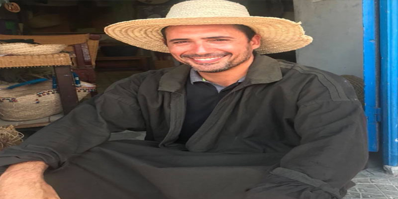 بالصورة: ظافر العابدين يروج للبلوزة الجربية